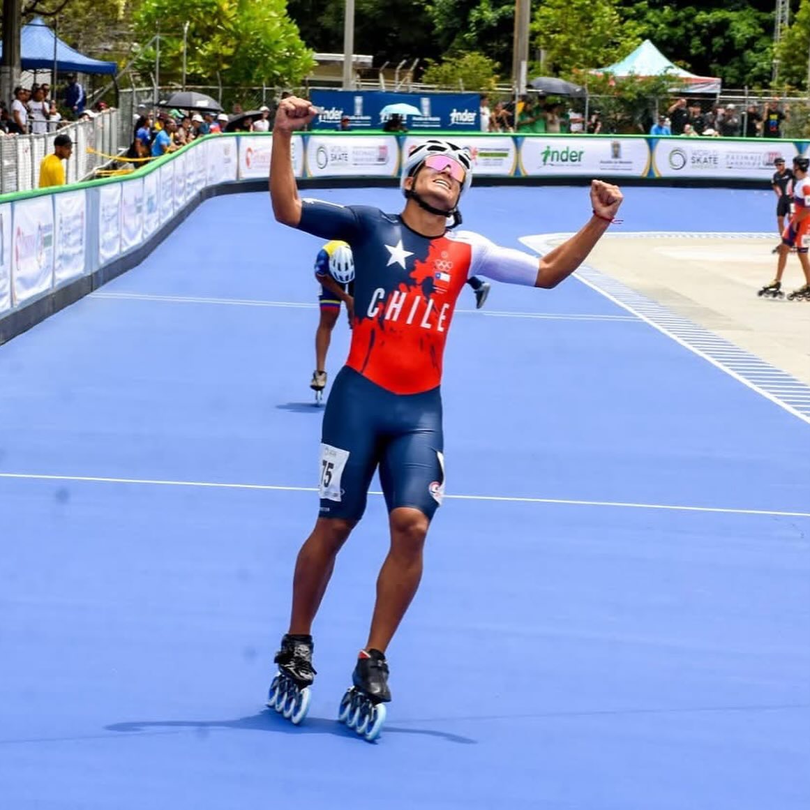 INDChileOficial's tweet photo. ¡SÍ, CAMPEÓN MUNDIAL: RAÚL PEDRAZA CELEBRA EN LO MÁS ALTO 🏆 🙌 🇨🇱! El chileno conquistó los 5000 metros puntos en el Campeonato Mundial de Patinaje de Velocidad en China 🇨🇳 ¡Extraodinario 🔥⚡️! https://t.co/CaJzODz5Jt