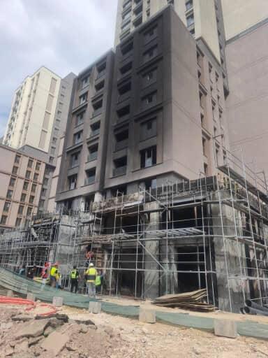 TBetopan59558's tweet image. Kutu profillerde yapılan kaynak imalatı sırasında Kadıköy’de cephede yangın meydana geldi. Neyse ki hızlı müdahale ile kontrol altına alındı. 
#FacadeEngineering #CepheTasarımı #İnşaatGüvenliği #FireSafety #BuildingEnvelope #CepheYangını #FacadeDesign #constructionsafety