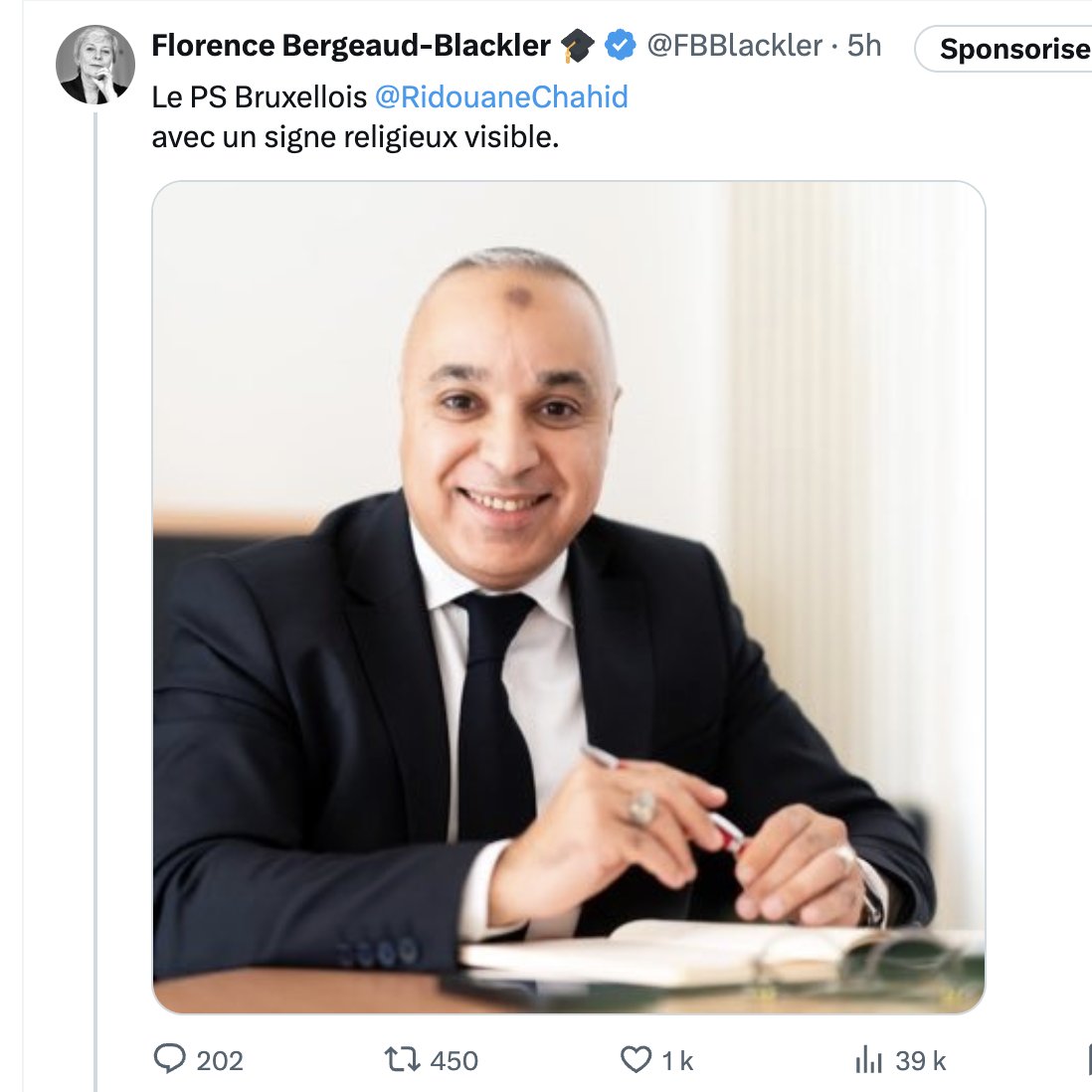FBBlackler's tweet photo. Un commentaire très intéressant qui mérite qu'on s'y arrête. Cette "tâche" n'en est pas une, il s'agit d'un durillon provoqué par un frottement du front sur le tapis de prière. C'est un signe distinctif de piété qui présente beaucoup d'avantages pour celui l'arbore. Car la piété est lié au pouvoir. 
Les musulmans le savent bien et ils ne sont pas si nombreux à se frotter le front pour l'obtenir.  
La fonction distinctive de ce signe est comparable à celle du hijab. 
J'estime que s'agissant d'un homme politique belge d'un parti conventionnel (ici socialiste), la signification de ce signe doit être connue des citoyens non-musulmans. Mon post donne cette information et ne stigmatise pas.

Pourquoi cet individu m'accuse-t-il de stigmatiser ? 
Parce qu'il ne veut pas que je le fasse savoir.
C'est un signe de ralliement pour et par la communauté, il est préférable que les mécréants continuent d'en ignorer l'existence et la portée.