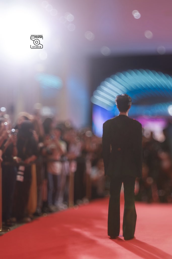FilmtnpStudio's tweet photo. หนทางจะไกลแค่ไหน 

แฟนฟิล์มจะเดินไปกับพี่ฟิล์มเสมอนะคะ 

“Look back, you’ll always find me here.” 🩵

#FilmThanapat
#ฟิล์มธนภัทร https://t.co/17xeYZVDLg