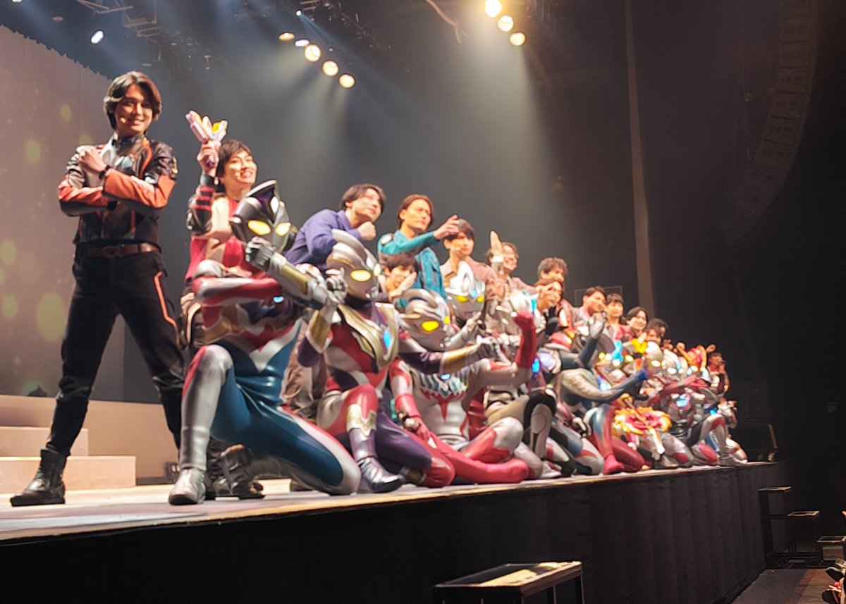 TODO MUNDO!

Depois de muitas edições…
A TSUBUCON desse ano conseguiu unir TODOS os principais atores das séries NEW GENERATION no palco.

De GINGA à OMEGA, 
2013 - 2025, 
12 anos de história!

Vida longa aos 16 heróis!
Vida longa aos guerreiros da NOVA GERAÇÃO!