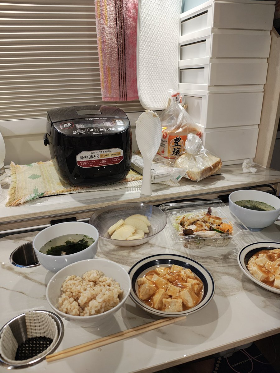 iceGreen1121's tweet photo. 十勝　道東　知床の旅　その５
①かみしほろの道の駅での車中メシ
②白樺林が見えるパーキングでランチ
かみしほろで買ったカレーパンなど
③道の駅おんねゆ温泉のハト時計塔
④夕食　麻婆豆腐定食　車中にて
#Happy１プラス 　#道の駅かみしほろ
#車中メシ　#道の駅おんねゆ温泉
#ハト時計塔 https://t.co/7iOKyYUqC0
