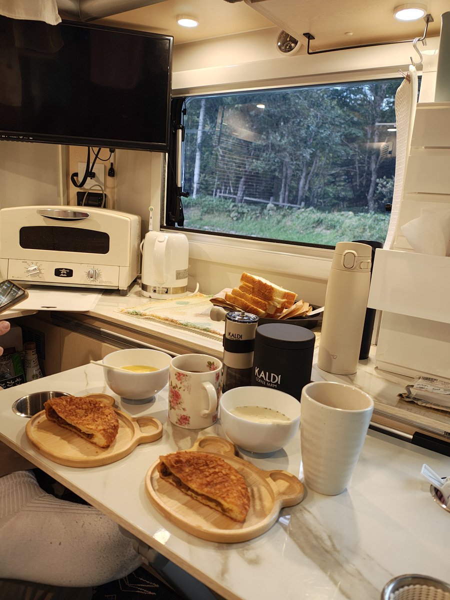 iceGreen1121's tweet photo. 十勝　道東　知床の旅　その５
①かみしほろの道の駅での車中メシ
②白樺林が見えるパーキングでランチ
かみしほろで買ったカレーパンなど
③道の駅おんねゆ温泉のハト時計塔
④夕食　麻婆豆腐定食　車中にて
#Happy１プラス 　#道の駅かみしほろ
#車中メシ　#道の駅おんねゆ温泉
#ハト時計塔 https://t.co/7iOKyYUqC0