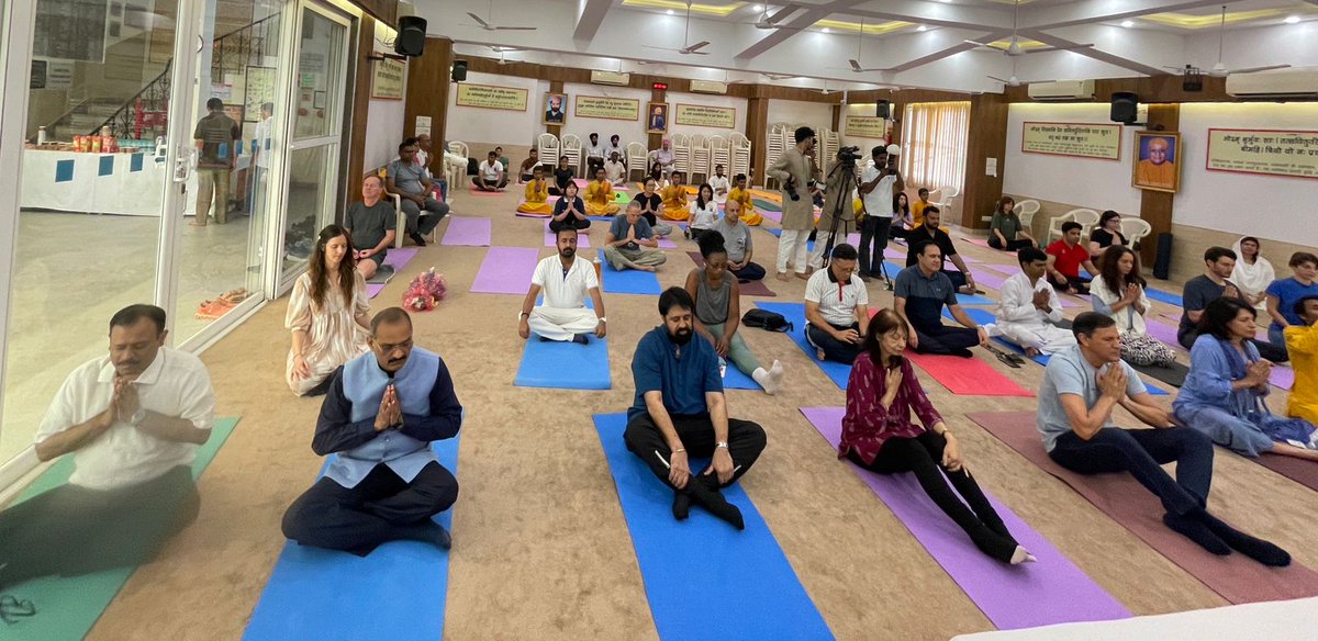 AnilSharma4BJP's tweet image. आज Special Yoga Session में सम्मिलित हुआ। यह सत्र पूज्य स्वामी चिदानन्द सरस्वती जी एवं पूज्या साध्वी भगवती सरस्वती जी के मार्गदर्शन में आयोजित हुआ।
योग के इस अनूठे अवसर में विभिन्न देशों के #diplomats की सहभागिता ने इसे और भी विशेष बना दिया।

#YogaForAll #SpecialYogaSession