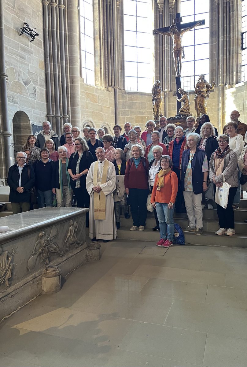 Immer wieder kommen Gruppen aus Fulda nach Bamberg, um den Dom zu besichtigen, zu beten und mich zu treffen. Das freut mich! Heute durfte ich mit dem Kirchenchor der Fuldaer Stadtpfarrei in der Nagelkapelle eine kirchenmusikalische Andacht feiern und sie durch den Dom führen.