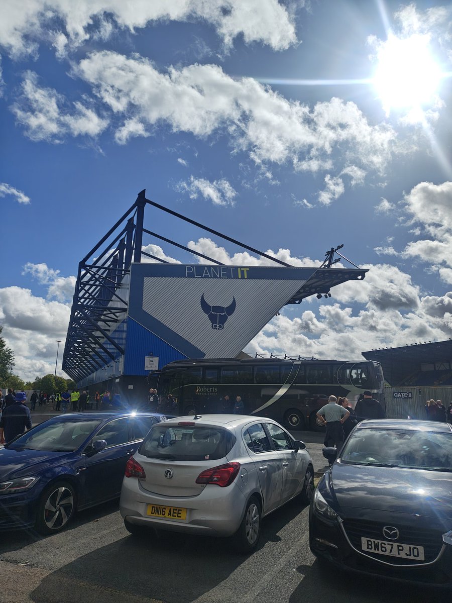 Oxford (A) ☀️☀️☀️

Gate 7 for you #LCFC fans to get inside, plenty of food and drink offerings in and around the stadium ⚽

Enjoy your day 🦊