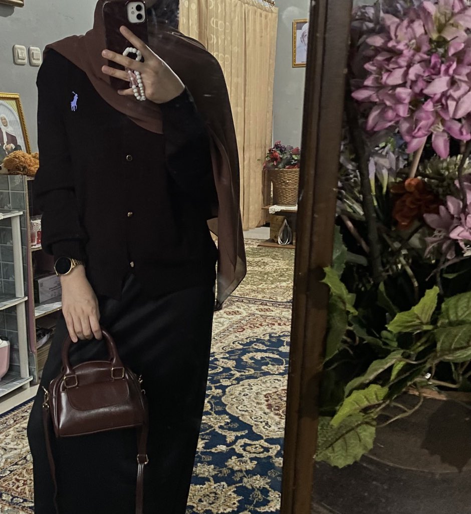 inibiyah's tweet photo. • Slingbag Dark Brown

tas 2 in 1 bisa jadi slingbag &amp; handbag, walaupun keliatannya kecil tapi muat cukup banyak, modelnya simple warnanya juga bagus bgt ga keliatan kyk tas 50k, detailnya rapih &amp; cocok di pake kemana aja kapan aja

—https://t.co/WF4VJclHoK https://t.co/dc2YRK8WMp