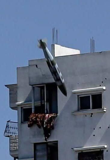 Bu fotoğraf karesiyle ilgili birkaç kelam etmek istiyorum:

Fotoğrafta ABD tarafından İsrail'e verilen yaklaşık bir tonluk MK-84 bombasının Gazze'nin kuzeyindeki bir binayı yerle bir etmeden önce camdan içeri girdiği kareyi görüyorsunuz. 

Bu bombanın patlayıcı kısmı, güdüm kiti,