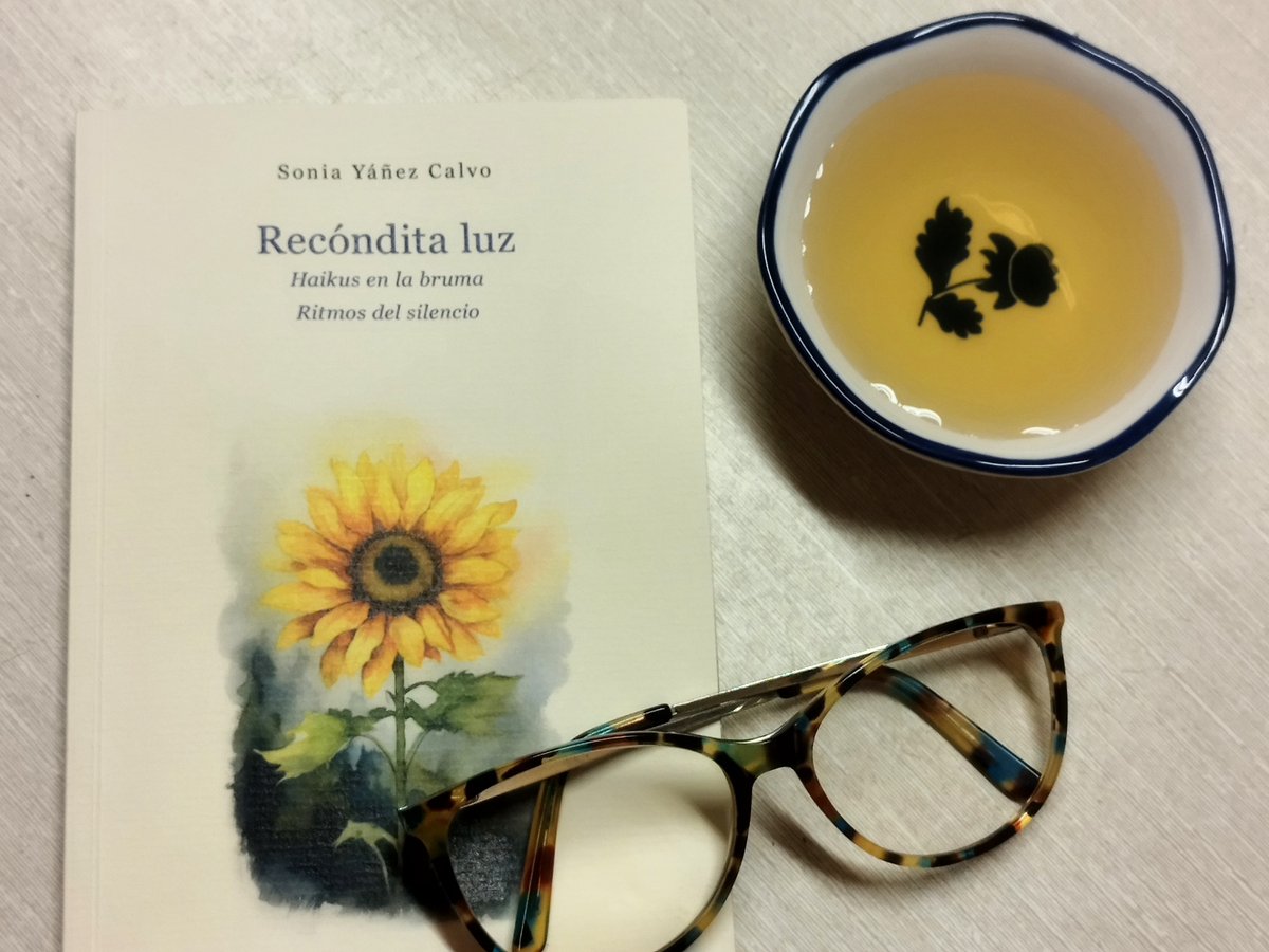 'Recóndita luz', un libro de Haikus en busca de editorial.  Viaja la luna / mecida por las olas. / Noche de otoño.  De <a href="/soniayanezcalvo/">Sonia</a>. wp.me/p6batY-eHI a través de <a href="/RevistaMoonM/">MoonMagazine</a>