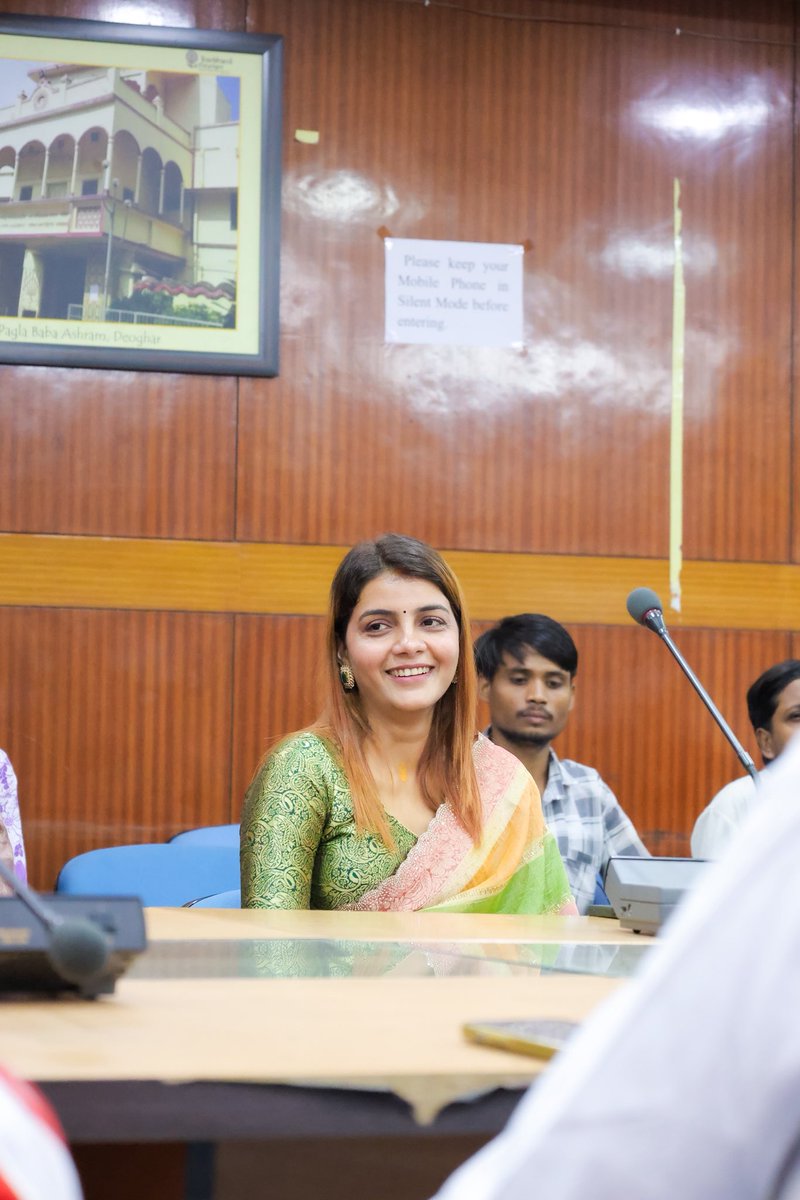 Ritursingh1992's tweet image. आदरणीय उपायुक्त महोदय, देवघर के हाथों रोटरी क्लब के समाजिक कार्य में सहयोग हेतू प्रशस्ति पत्र प्राप्त हुआ😊🙏