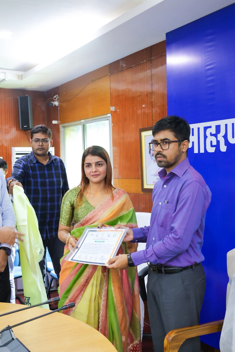 Ritursingh1992's tweet image. आदरणीय उपायुक्त महोदय, देवघर के हाथों रोटरी क्लब के समाजिक कार्य में सहयोग हेतू प्रशस्ति पत्र प्राप्त हुआ😊🙏