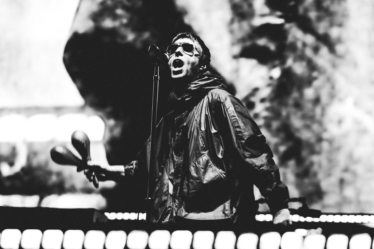 Indie5051's tweet photo. Oasis regresó a México, después de 16 años, para demostrarnos porque es una de las mejores bandas de la historia frente a 65 mil personas, su show está en otro NIVEL. OASIS LIVE FOREVA

📸 @Benson_Hedges https://t.co/2ecSebeBv1