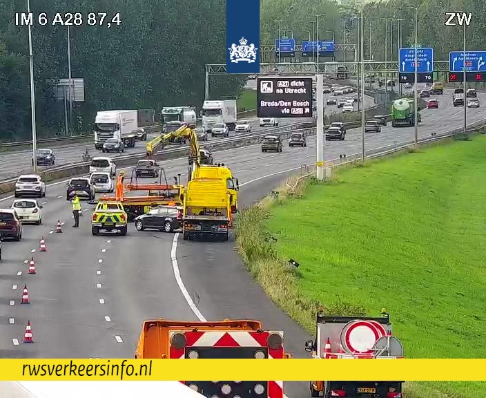 Ongeluk met geschaarde aanhangwagen op A28 bij knooppunt Hattemerbroek