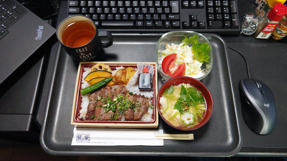 「藍屋」宅配 にて、ステーキ重 と コールスロー。 #飯テロ