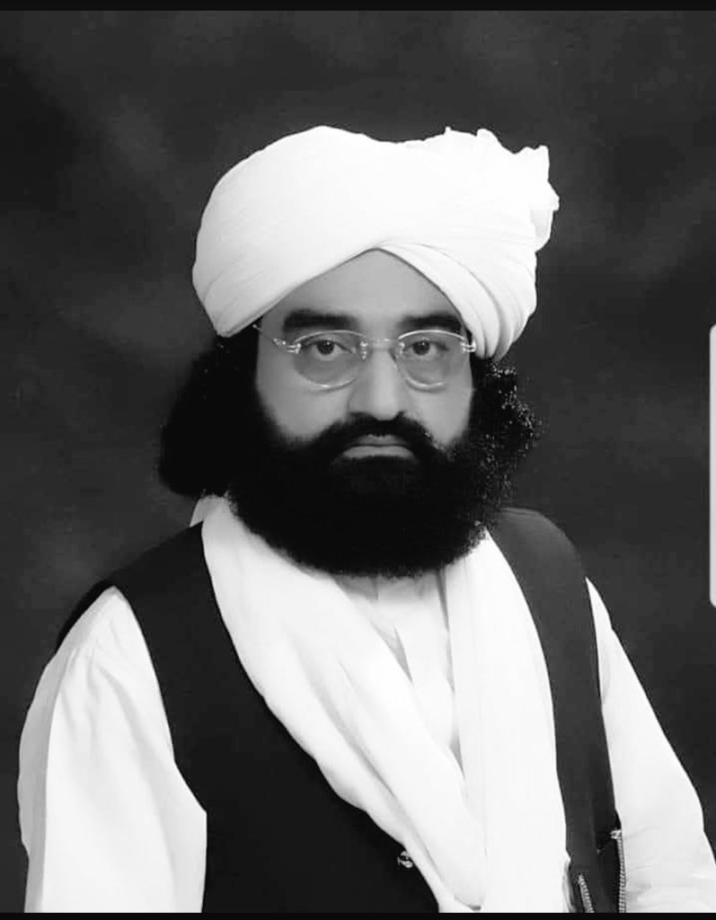 Qaaaaf786's tweet photo. دین سے دور، نہ مذہب سے الگ بیٹھا ہوں 
تیری دیلیز پہ ہوں، سب سے الگ بیٹھا ہوں 

ڈھنگ کی بات کرے کوئی، تو بولوں میں بھی 
مطلبی ہوں، کسی مطلب سے الگ بیٹھا ہوں 

بزم احباب میں حاصل نہ ہوا چین مجھے 
مطمئن دل ہے بہت، جب سے الگ بیٹھا ہوں

غیر سے دور مگر، مگر ان کی نگاہوں کے قریں
محفل یار میں اس ڈھب سے الگ بیٹھا ہوں

یہی مسلک ہے مرا اور یہی میرا مقام
آج تک خواہش منصب سے الگ بیٹھا ہوں

عمر کرتا ہوں بسر گوشہ تنہائی میں 
جب سے وہ روٹھ گئے تب سے الگ بیٹھا ہوں

میرا انداز نصیر اہل جہاں سے ہے جدا 
سب میں شامل ہوں، مگر اب سے الگ بیٹھا ہوں

نصیر الدین نصیر رح