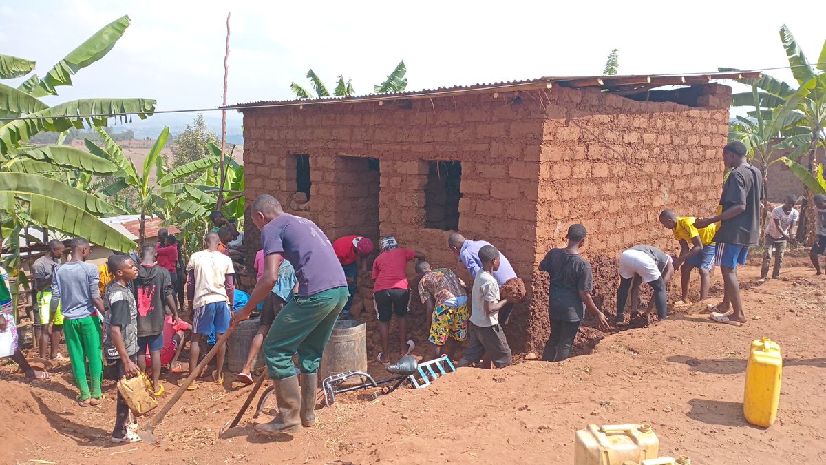 nycngoma's tweet photo. Mu Gitondo cyo kuri uyu wa Gatandatu, mu Mirenge yose igize Akarere ka @NgomaDistrict Urubyiruko @RwandaYouth rwitabiriye Umuganda wihariye ,waranzwe n'ibikorwa bitandukanye birimo kubakira inzu, Ubwiherero abatishoboye n'ibindi.@RwandaEast
@PudenceR @NIYONAGIRANath2
@KagameSafi https://t.co/vOtwqqJCyG