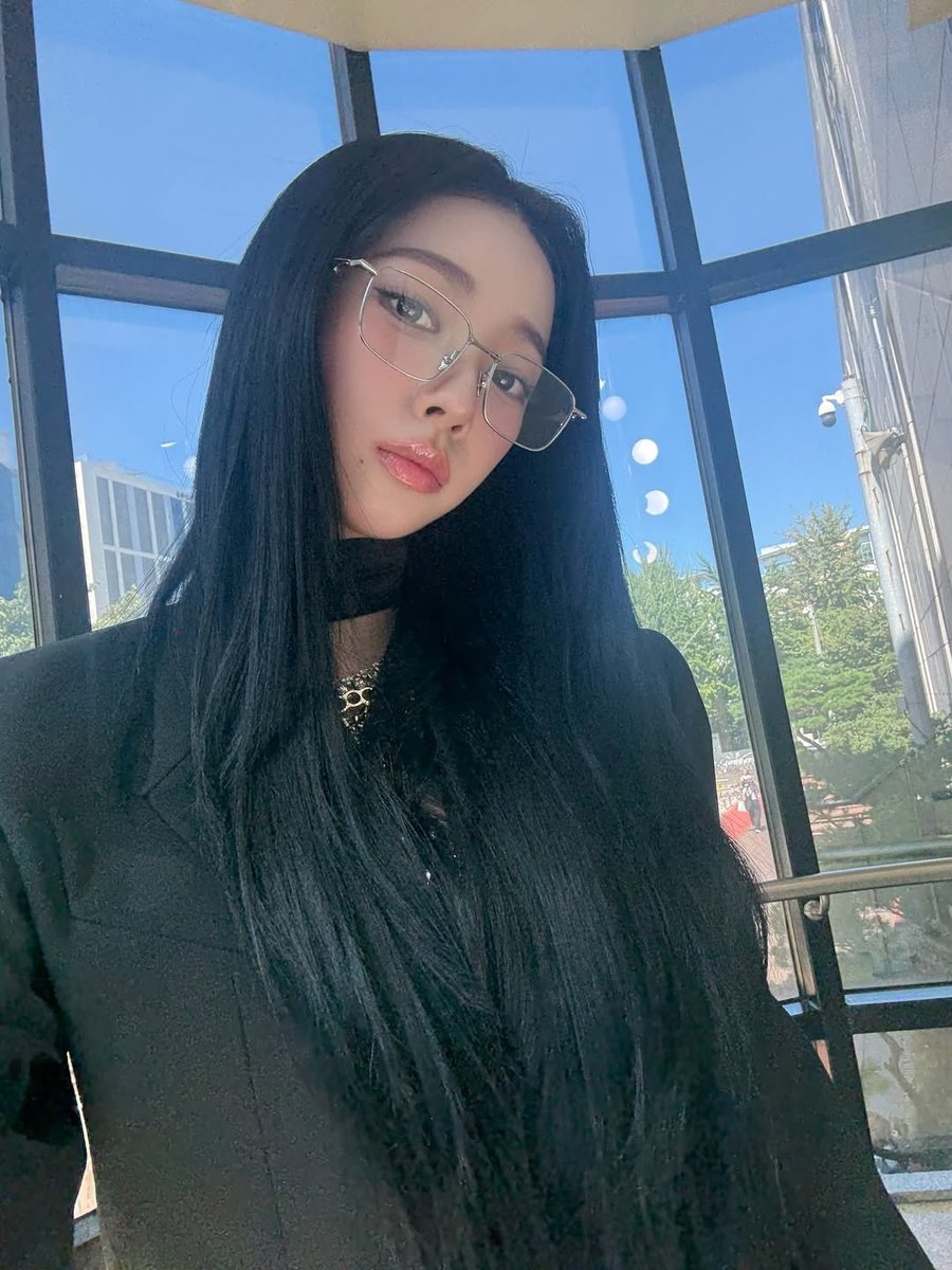 icurina's tweet image. SHE LOOKS WAY TOO FINE WITH THE GLASSES