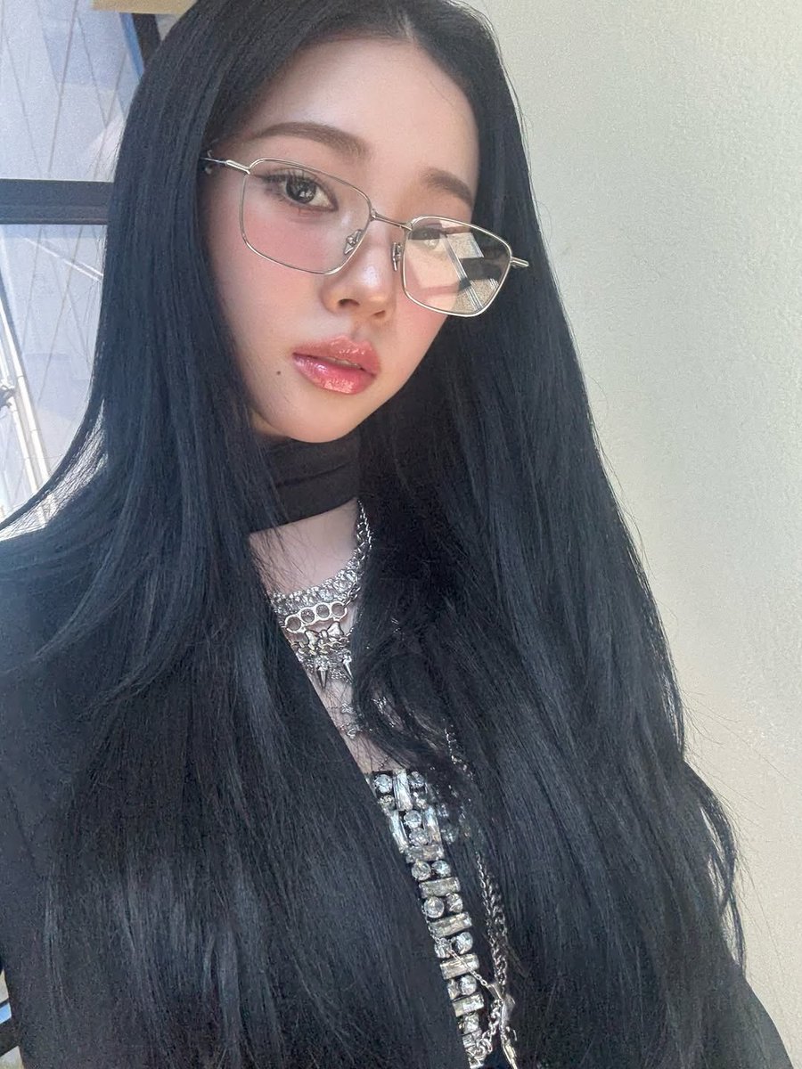 icurina's tweet image. SHE LOOKS WAY TOO FINE WITH THE GLASSES