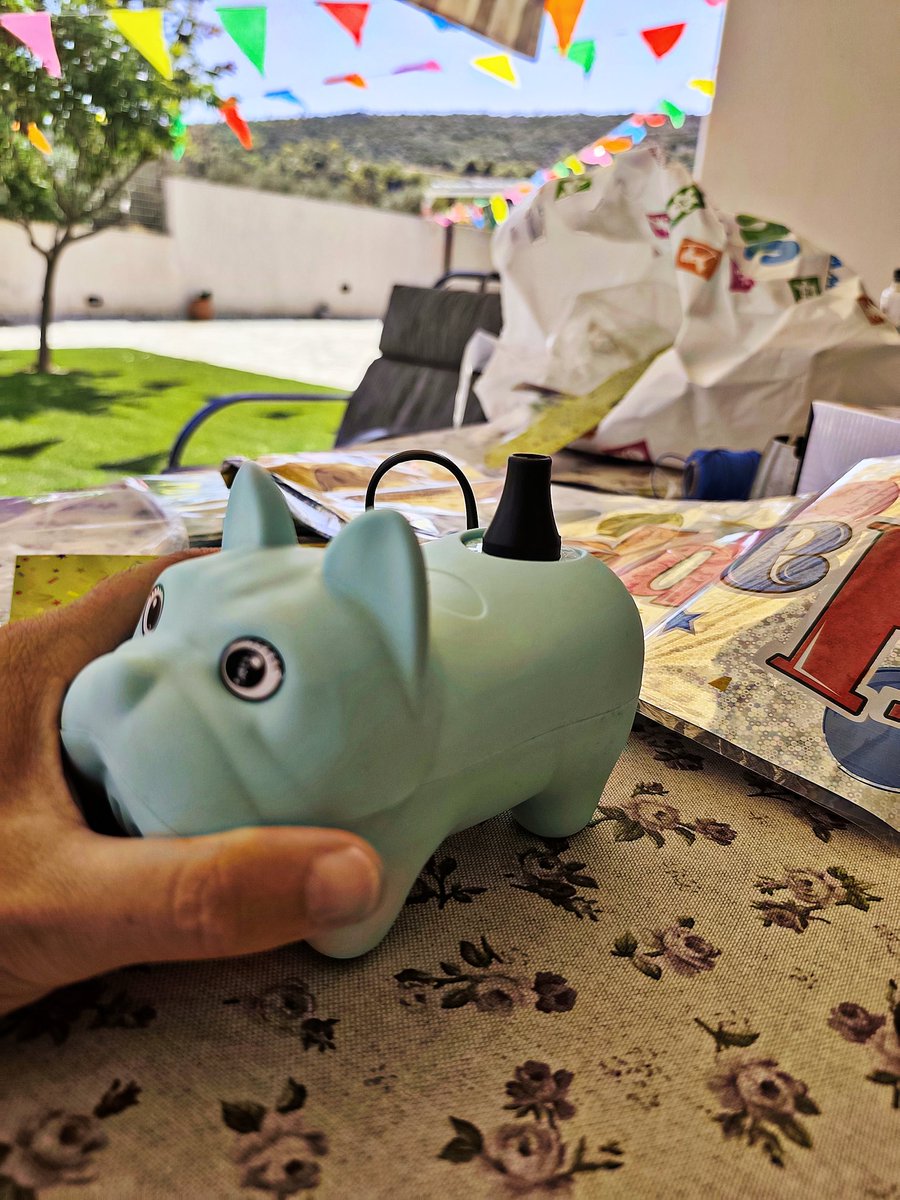 Ήρθα για βοηθήσω στις ετοιμασίες για το πάρτυ του ανιψιού! 
Πέρσυ είχα φουσκώσει πάνω από 50 μπαλόνια...
Φέτος ήξεραν ότι με τα ράμματα στο στόμα δεν θα μπορούσα να τα φουσκώνω και μου πήραν ηλεκτρική τρόμπα!