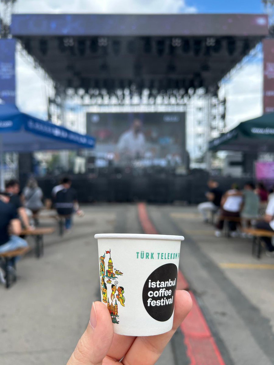 Kahve festivalinde güne başladım. Bir yudum espresso, bir yudum sohbet yani başka ne isterim.  Daha günün başındayız ama enerjim şimdiden tavan.