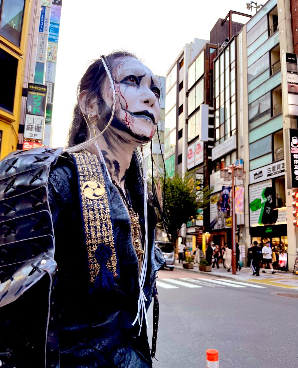 Wearing a live costume, waiting for a cab in Shinjuku, Tokyo 🚖.
This is not ai but the actual me last week👻
先週の私。屍侍、新宿タクシー待ちの図🚖👻
なにがあったかは今日0時からのWRPR📻で！FM Okinawa &amp;ラジコにて候。