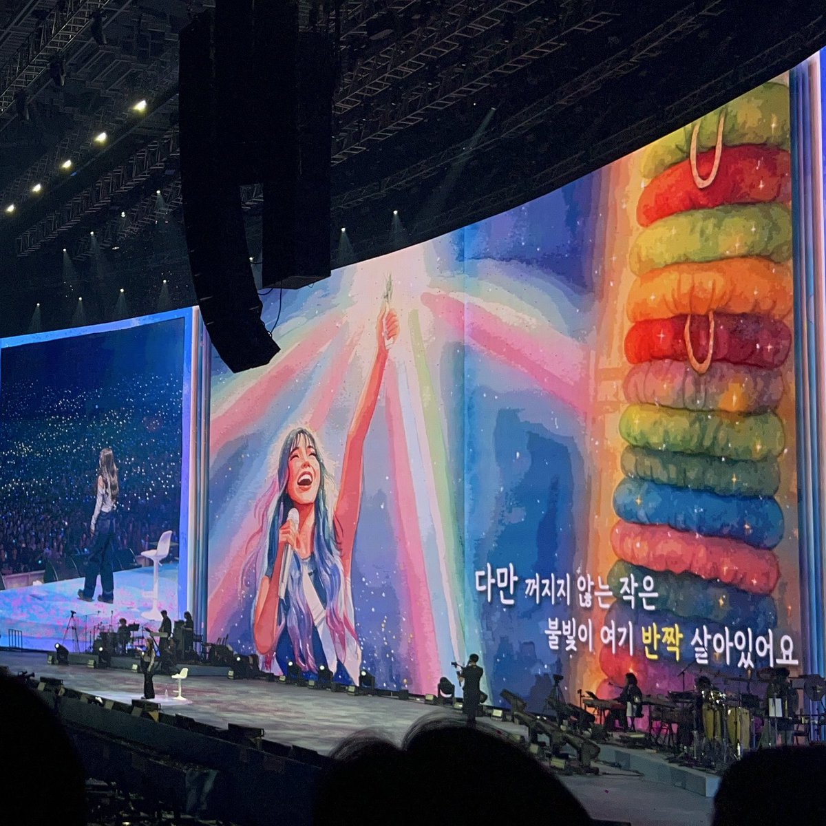 마음 VCR에 그동안 콘서트에서 줬던 방석 켜켜이 쌓여있는 거 ㅠㅠㅠㅠ🥺🥺🥺......

250913 아이유 팬밋업