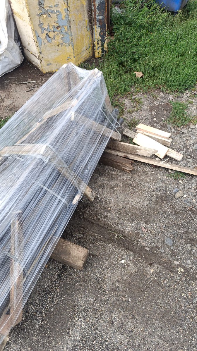 Знову? 

Знову!

<a href="/NP_official_ua/">Нова пошта</a>  - стабільність це признак професіоналізму!!

Добре на цей раз хоч стропами стягнули.