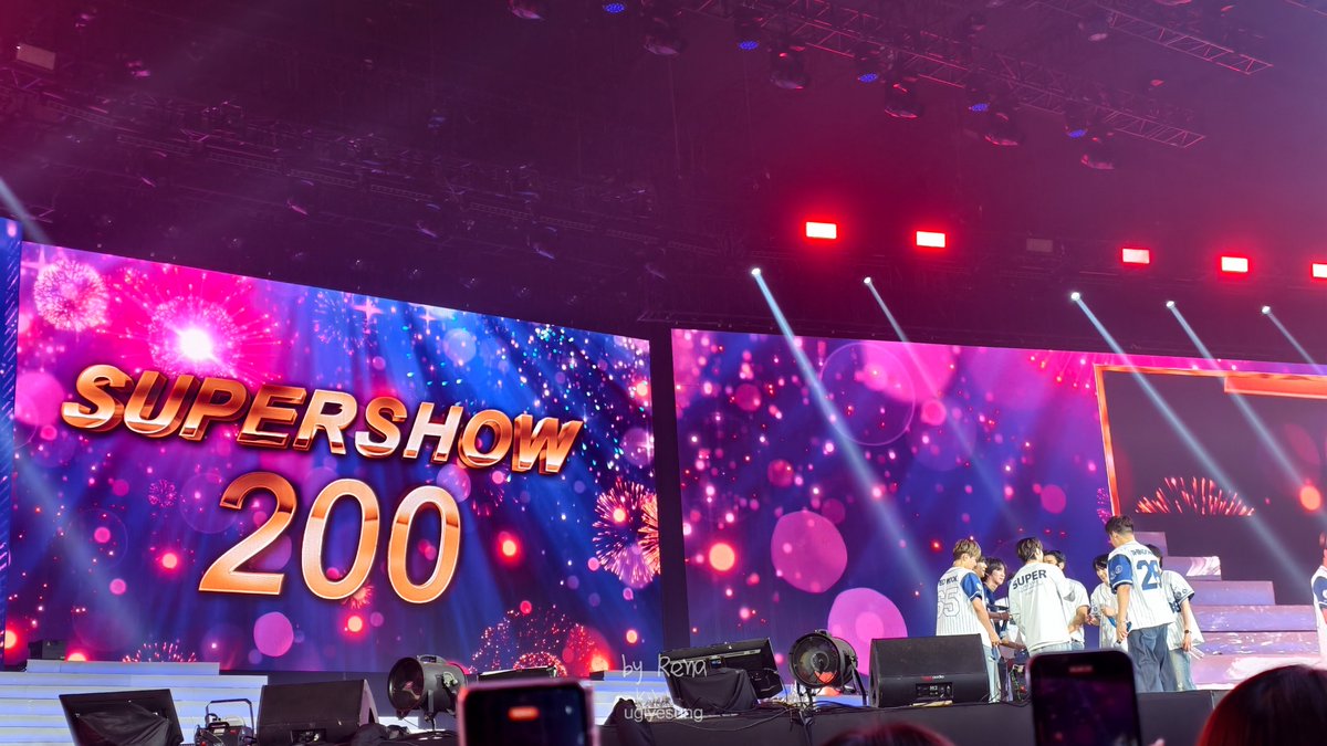 uglyesung's tweet photo. Congrats for Super Junior already holding 200 shows for 20th anniversary

#SUPERSHOW10INJAKARTA #SS10
#SUPERSHOW10 
#SuperJunior https://t.co/5O9ZFCP13h