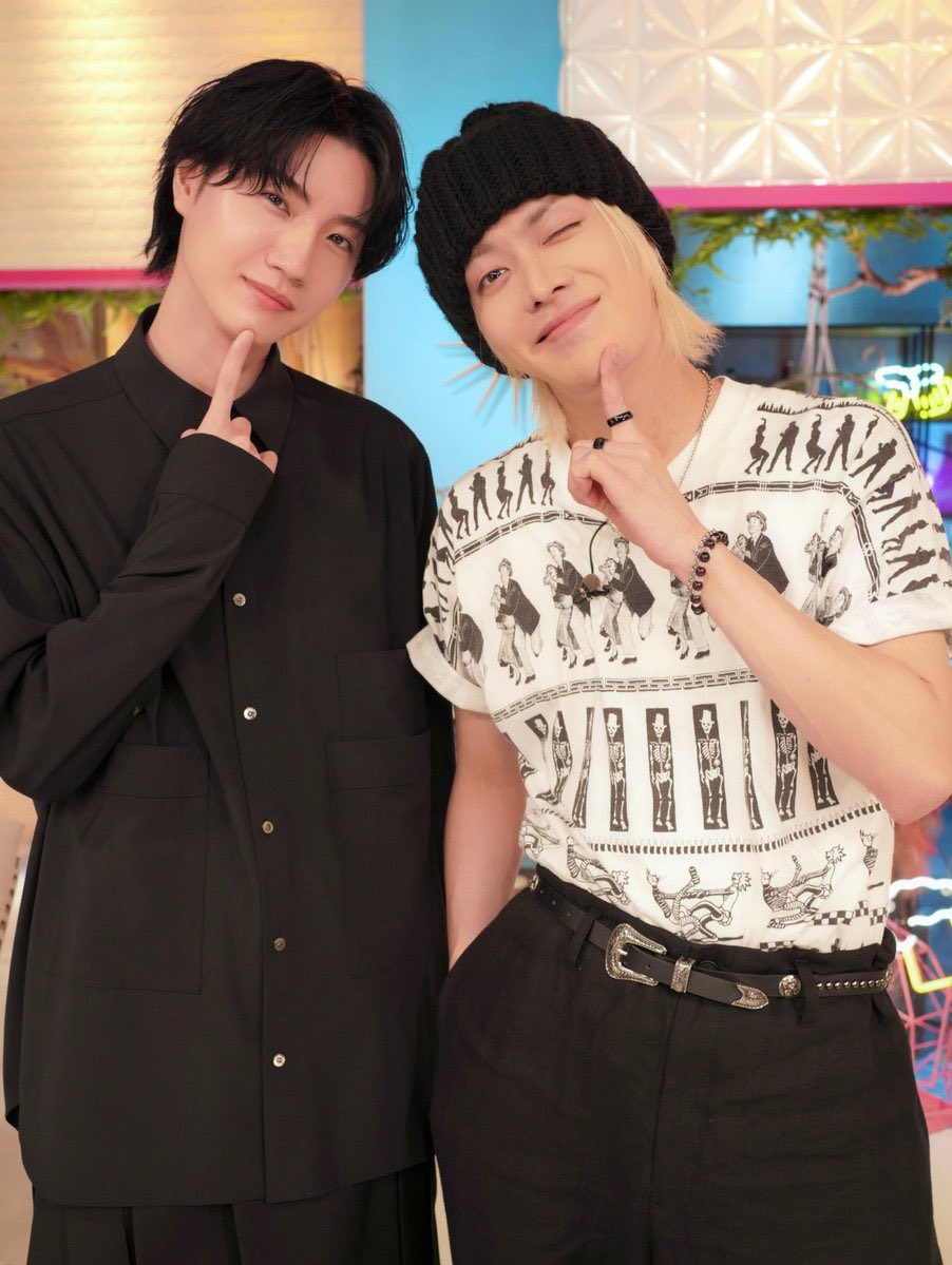 Actor Dori Sakurada posted up with his wife NCT 127’s YUTA on his Twitter account ahead of their upcoming appearance on ABEMA’s ‘Azatokute Nani ga Warui no?’.