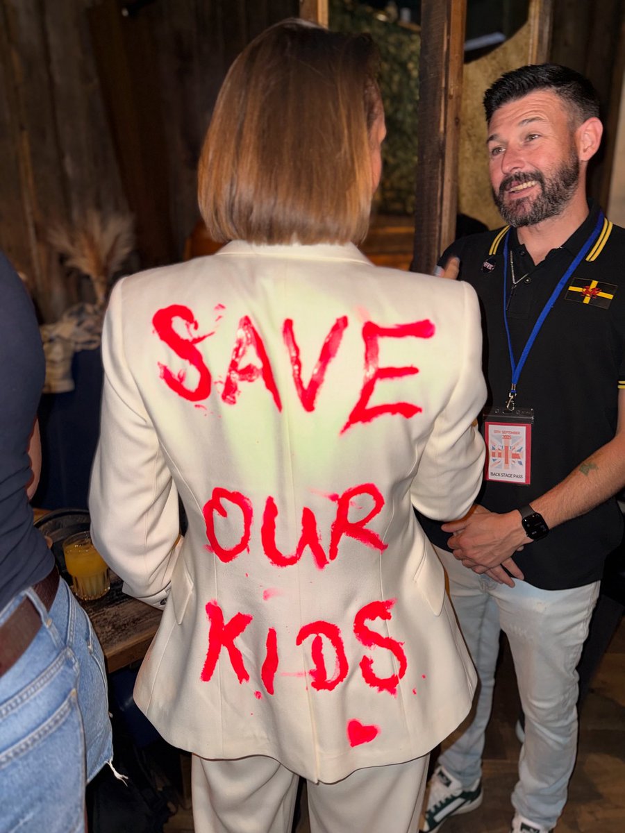 What it’s all about 🇬🇧 Sarah White Epping legend <a href="/ReformSarah/">Sarah White</a> #unitethekingdom #tommyrobinson #saveourkids