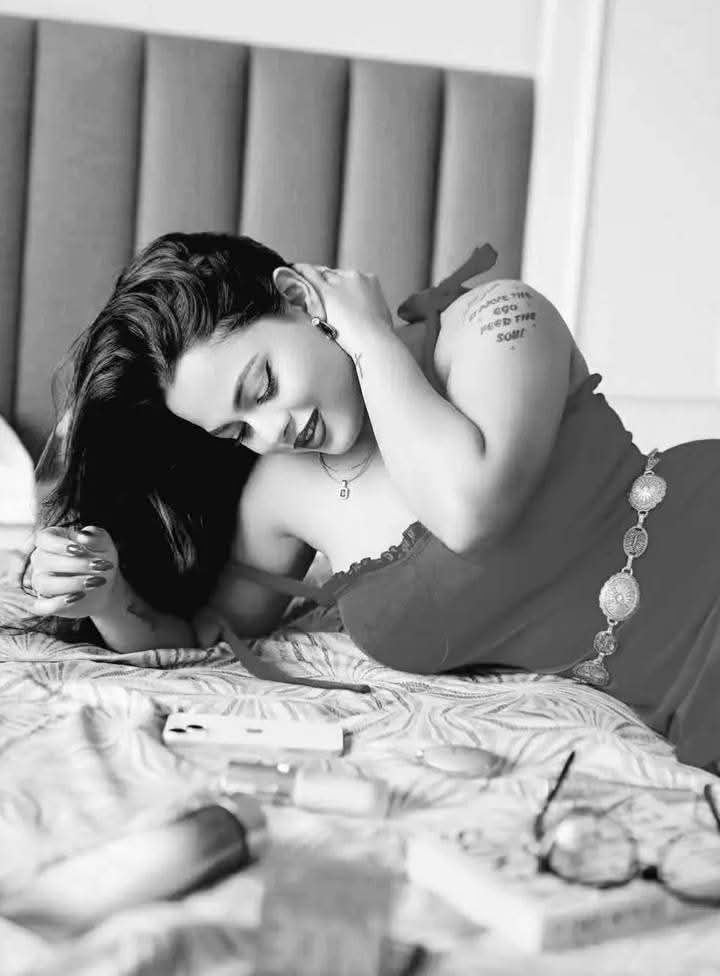 سألنى أحدهم  .
لماذا تكتب  عن الأنثى .. ؟
نظرت إليه بهدوء وقلت 
أنا  أكتب  عن  الحياة  ..