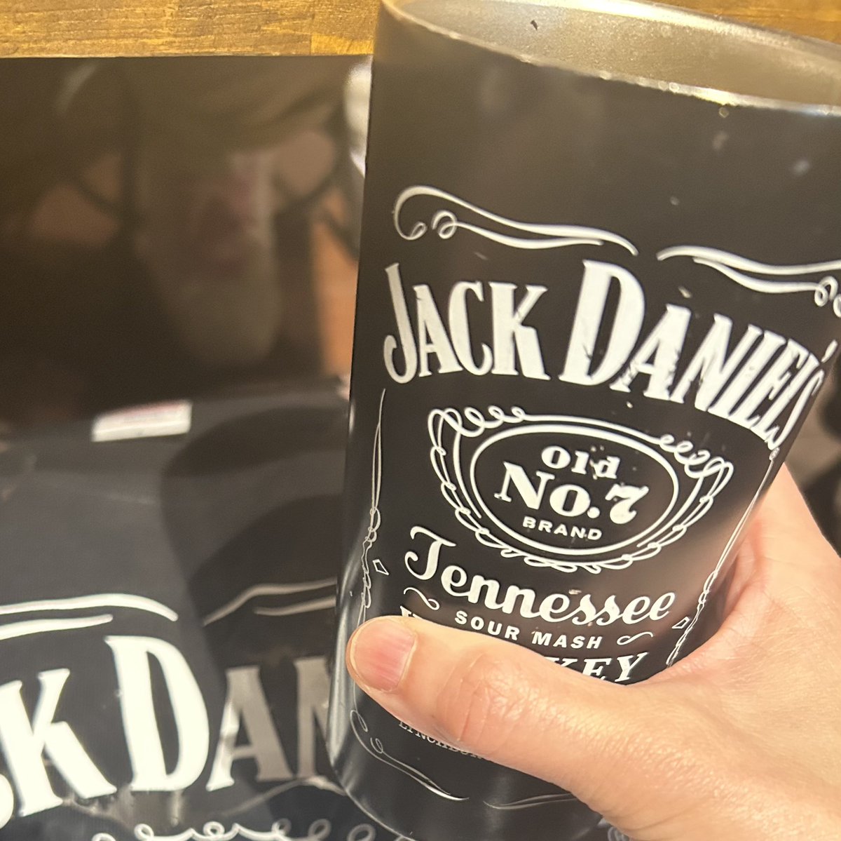 本日神戸にて間慎太郎くんのレコーディングでしたー。
久しぶりにHOTJACKSのメンバー&amp;じゃまこ君と音出せて楽しかった！
またもグッと来るええ曲、たくさんの方の耳に心に届きますように。
写真は昨日行ったじゃまこ君のお店の鶏刺し&amp;今日行ったでんちゃんのお店にて。
神戸、もれなく呑み過ぎる。