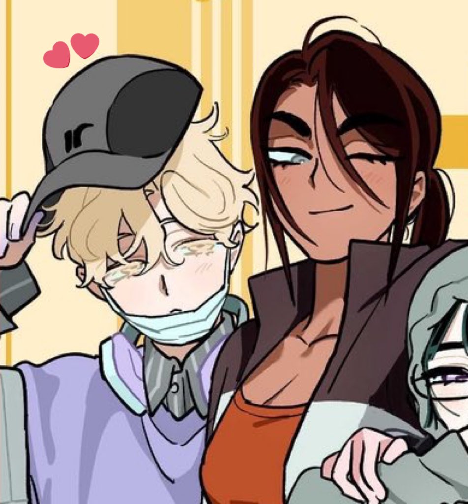 The same cap!!??? I knew it they share their clothes to each other!!!