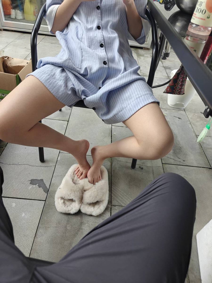 大热天媳妇穿个棉拖鞋出来溜达，兄弟们猜一下，有没有穿内裤呢?#西安  #夫妻交友  #夫妻互换 #夫妻日常