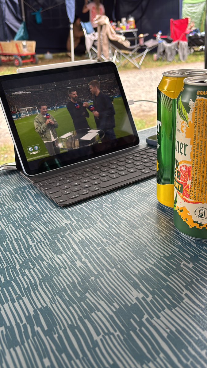 Glück Auf! 💙🤍

Auch aufm Festivalcampingplatz wird das Spiel der Macht GEschaut #S04