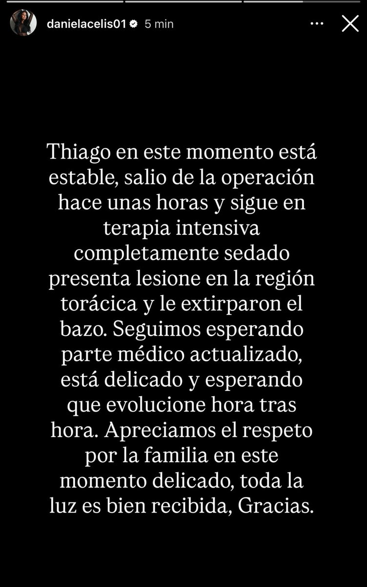 A screenshot of an Instagram post with a black background and white text. The text reads "Thiago en este momento está estable, salió de la operación hace unas horas y sigue en terapia intensiva completamente sedado presenta lesión en la región torácica y el brazo. Seguimos esperando parte médico actualizado, está delicado y esperando que evolucione hora tras hora. Apreciamos el respeto por la familia en este momento delicado, toda la luz es bien recibida, Gracias." An Instagram watermark and username "danielacelis01" are visible at the top left.