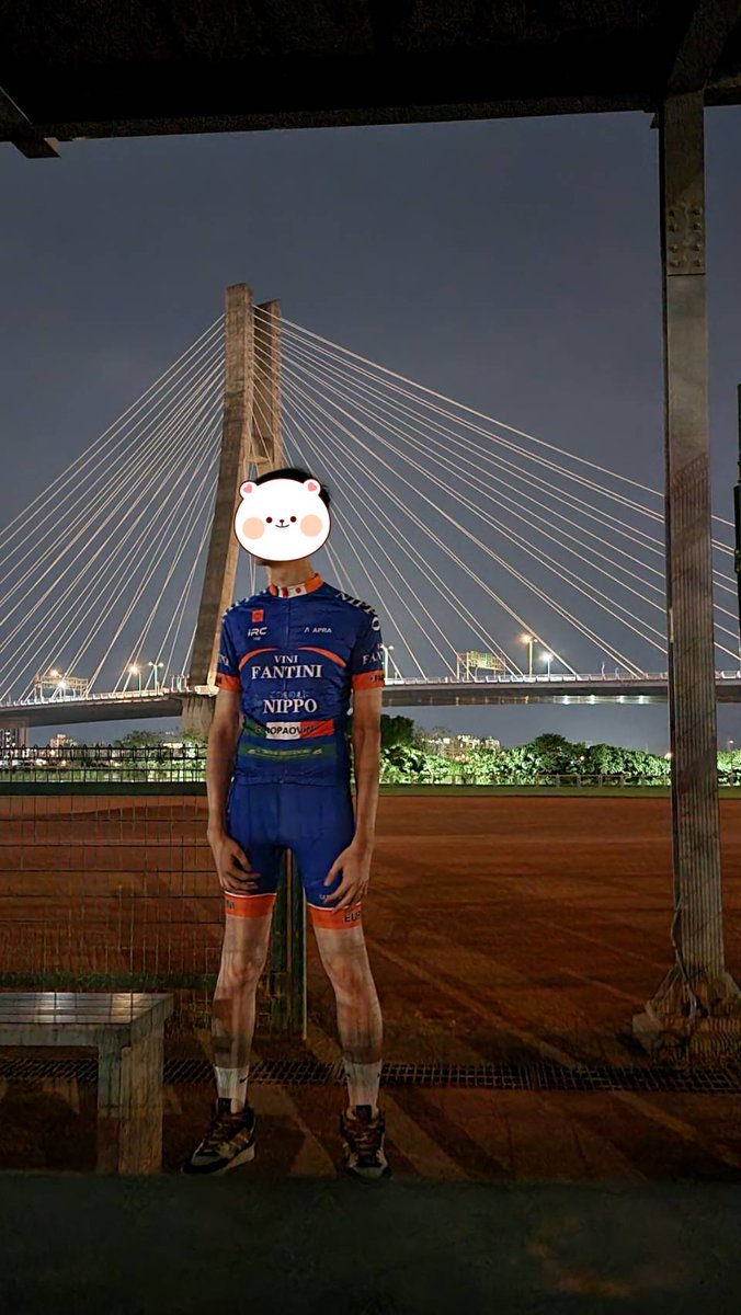 driver_169's tweet photo. 人到了今天衣服是藍色，噴上去濕了比較明顯😆 看到可以啊直接摸不需客氣。 https://t.co/lj7BaGXu5Z