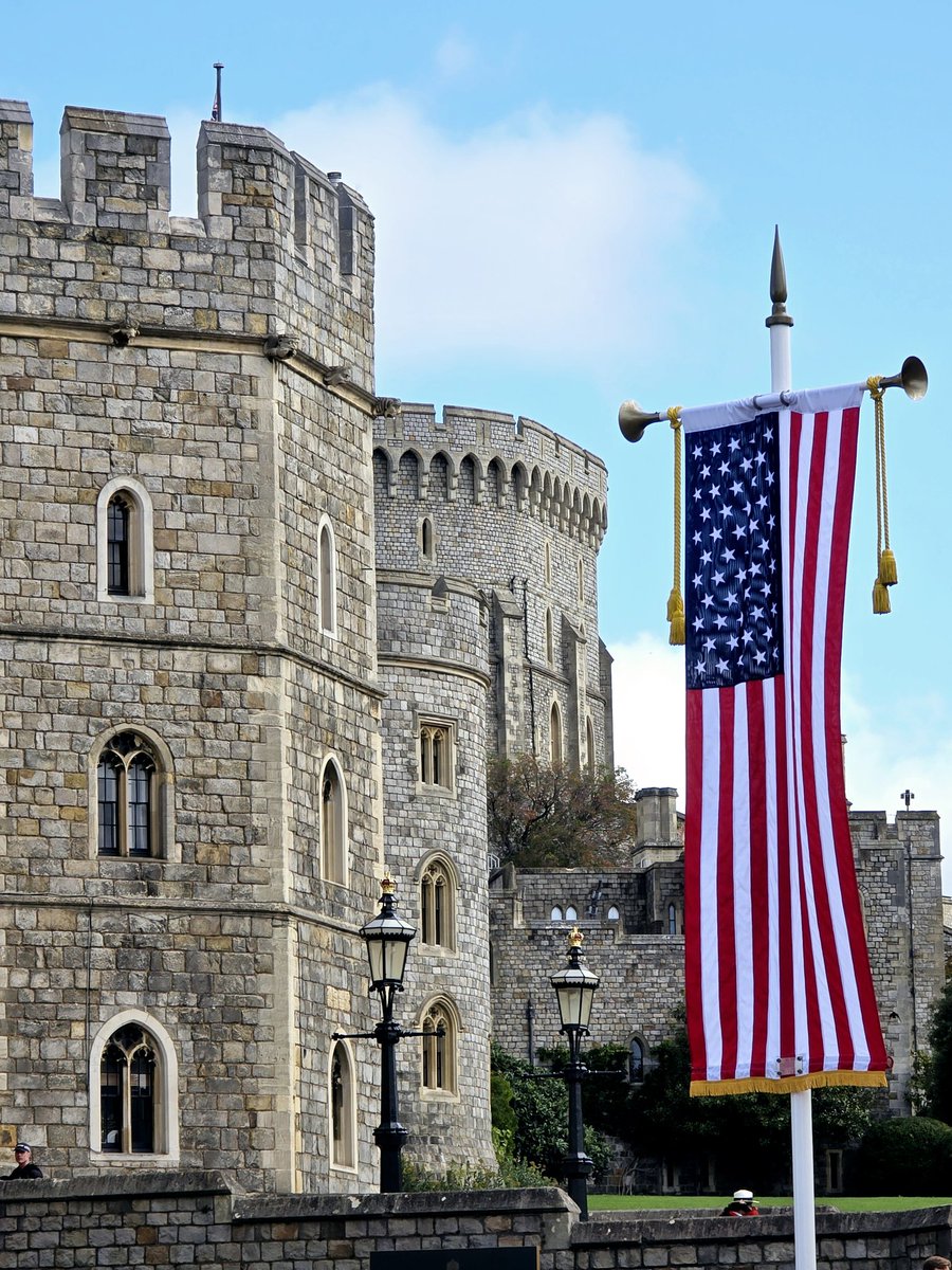 JCorreaNevesJr's tweet photo. Windsor Castle, England, embellished by the flag of the United States of America. September 13th, 2025. https://t.co/olOwvSzB6Y