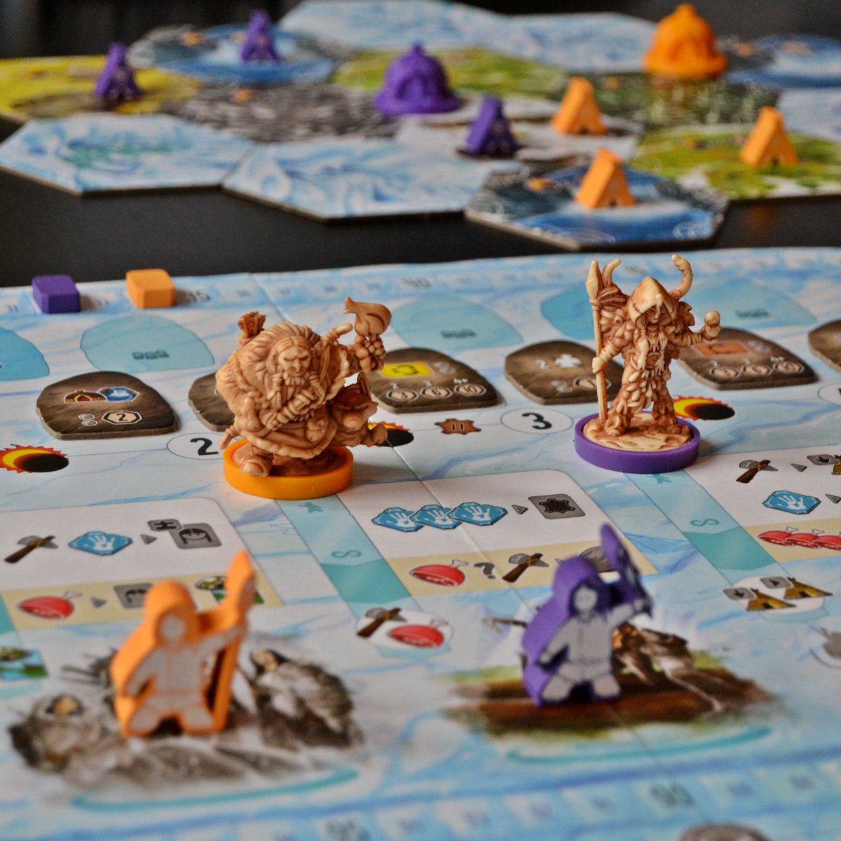 Hoy en JUEGOS VENDIDOS: #EndlessWinter. La 1º partida me encantó, la 2º bien y la 3º se me desinfló por completo. Un juego precioso y de gran producción, pero que se me hace demasiado amable con los jugadores y con mucho minijuego independiente y poco cohesionado. Una lástima.