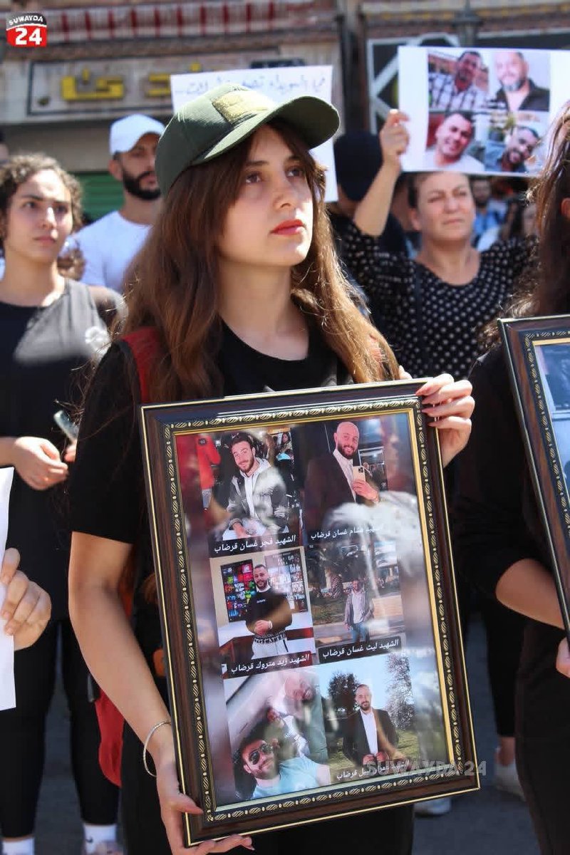 صور | تجددت الاحتجاجات في ساحة الكرامة وسط مدينة السويداء اليوم السبت 13 أيلول، للمطالبة بإطلاق سراح المخطوفات والمخطوفين من جراء اجتياح قوات الحكومة المؤقتة لمحافظة منتصف تموز الماضي. 

كذلك رفع المتظاهرون لافتات طالبت بحق تقرير المصير، ودخول لجان تحقيق دولية إلى السويداء،
