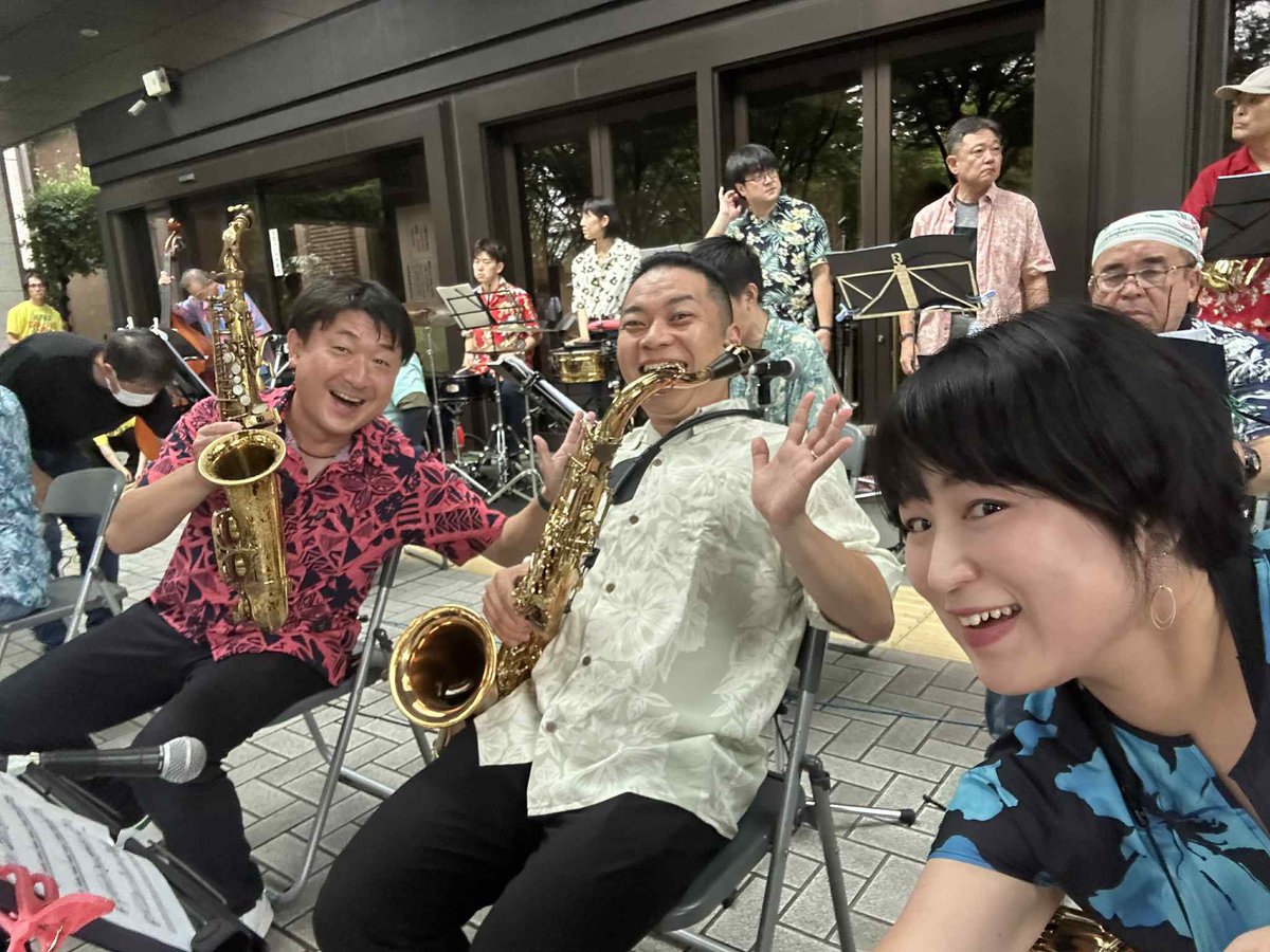 parukissimo's tweet image. 定禅寺ストリートジャズフェスティバル2025 Day1が終了しました！
生憎の雨模様でしたが、熱帯ジャズ楽団のピアニスト森村さんとも共演できて充実した一日となりました♪
SBOに参加していただいた東北方面音楽隊の方々とも絡めてよ楽しかったー♪
打ち上げまで参加して、只今新幹線で帰宅中です🚄