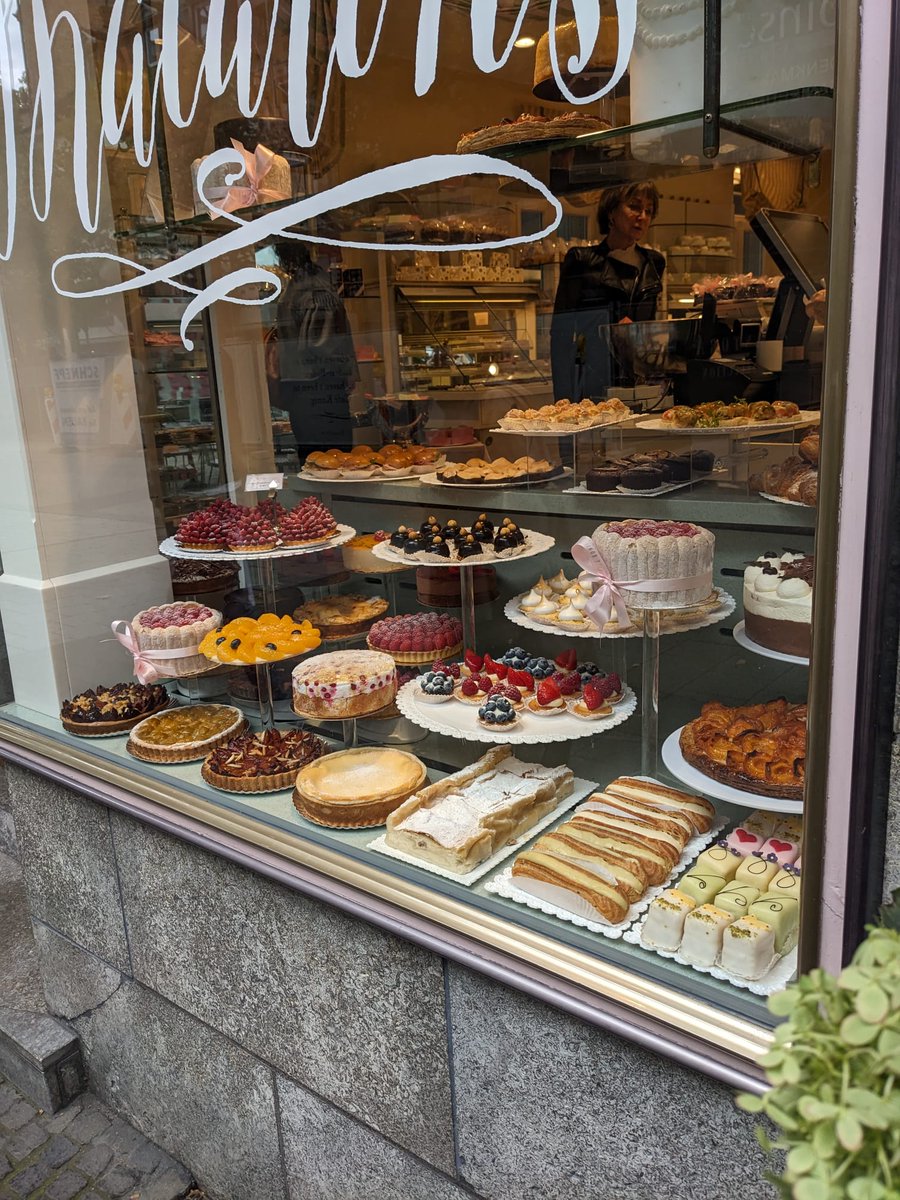 Freunde von mir machen Baden-Baden unsicher und natürlich bekomme ich die obligatorischen Bilder dazu. 😋 Jetzt sitze ich zu Hause und muss neidvoll grüßen, viel Spaß euch und lasst es euch gut schmecken. 😫🫤