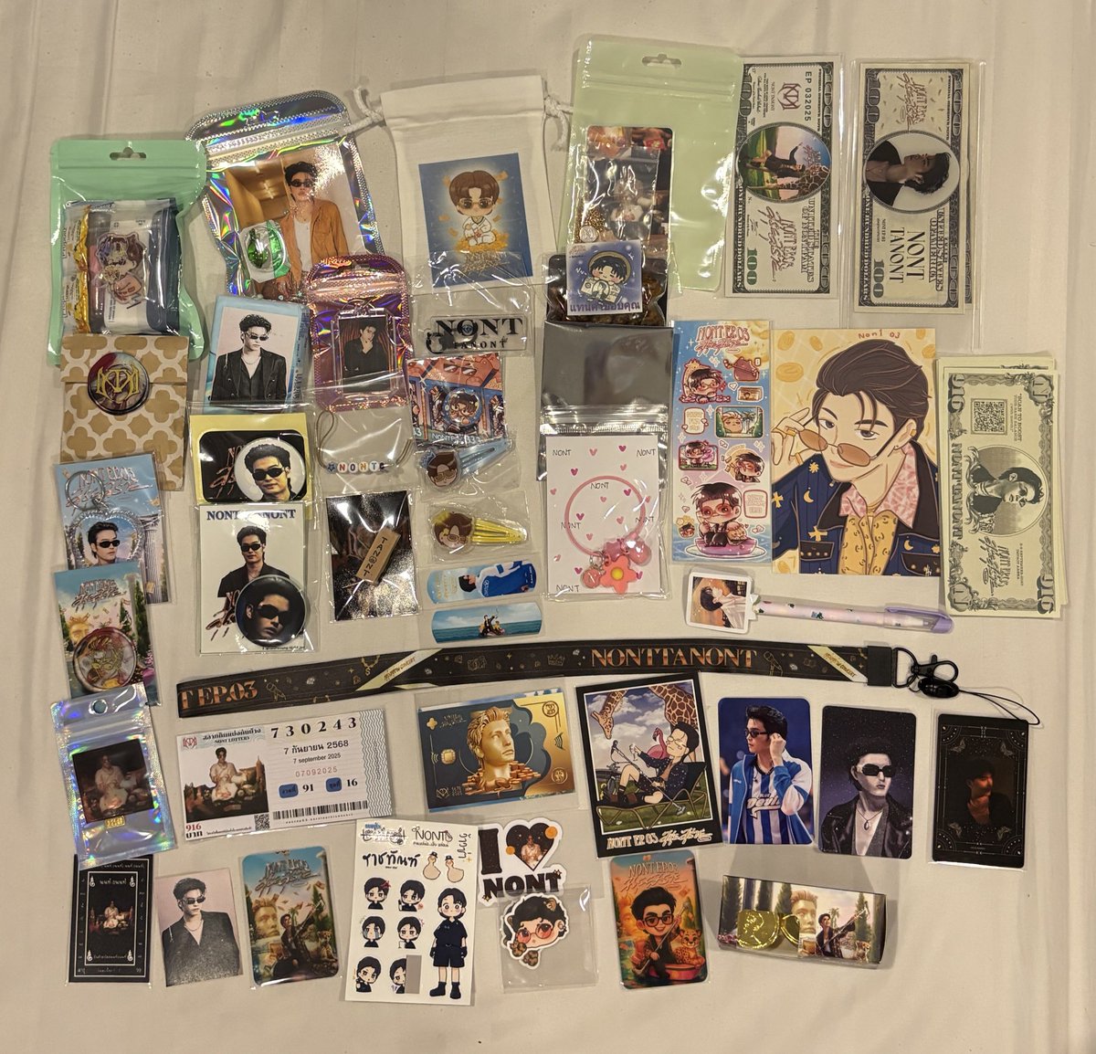 arada_a's tweet image. ไปคอนที่เหมือนไปงานกฐินเลยค่ะ แจก กอว. กันเป็นโรงทานเลยค่าาาาาา😂😂😂

#Giveawaysสุรุ่ยสุร่ายConcert 
#NONTEP03_สุรุ่ยสุร่ายCONCERT 
#NONTTANONT 
#nontfam