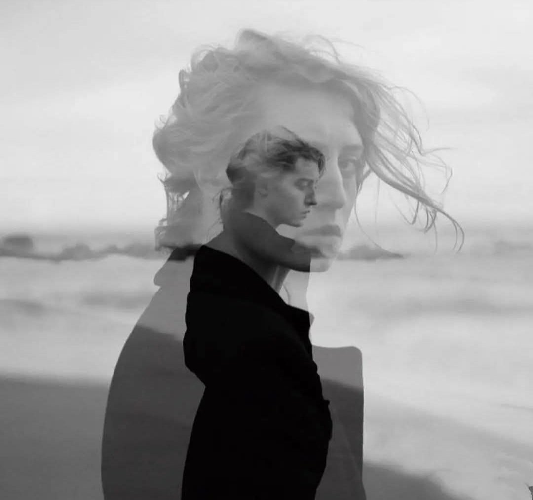 "Dejé mi sombra en los desesperados ojos sangrantes de la despedida" 
Rafael Alberti