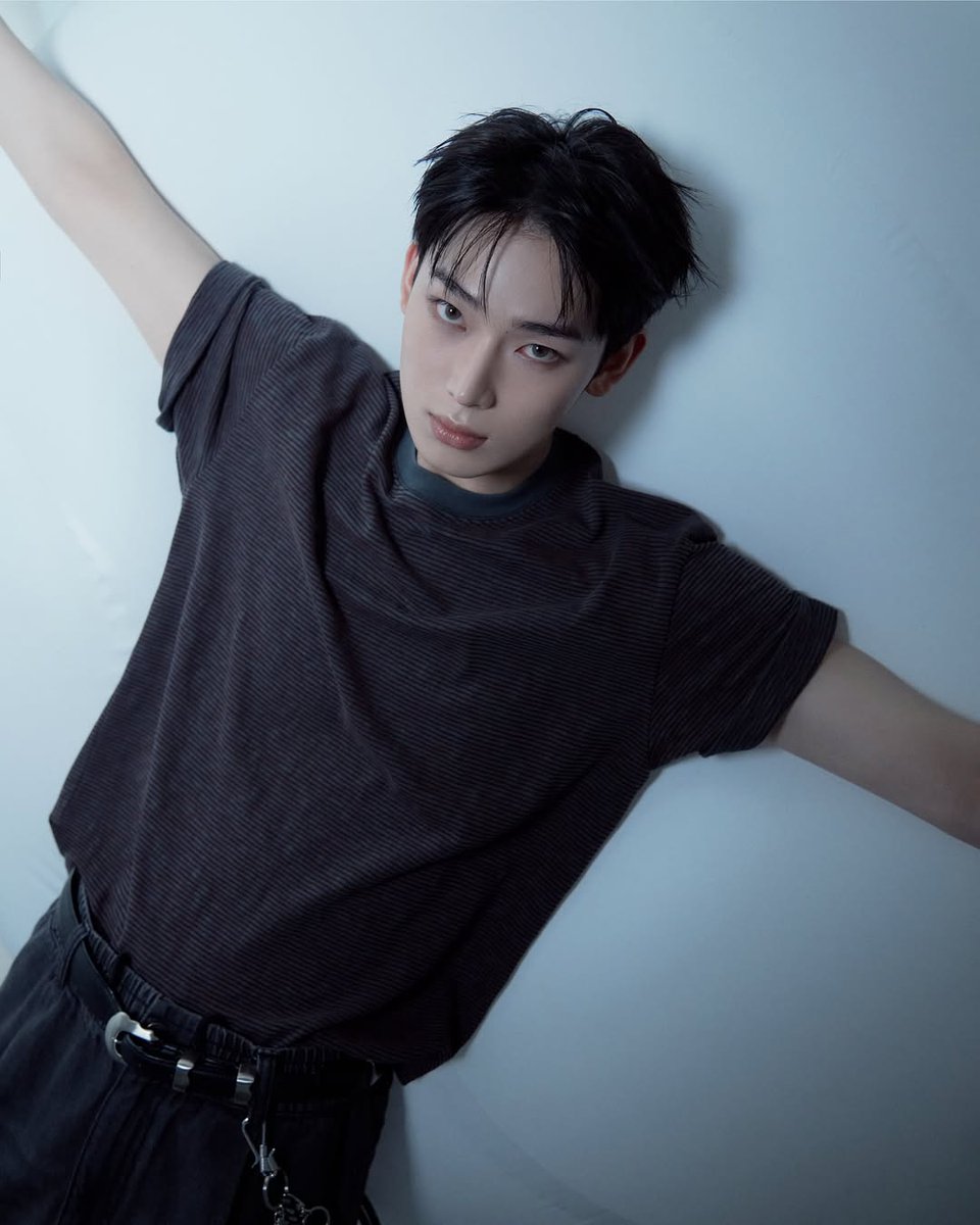 sunoongol's tweet photo. steps into the spotlight where youth meets style, turning every moment into a performance only he can own. https://t.co/ugdiSJGwCD