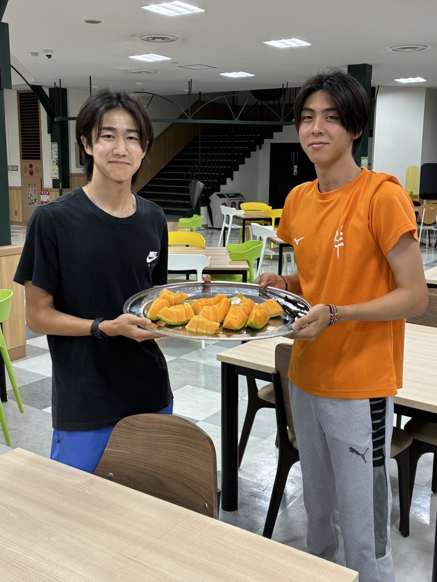 モラロジー財団旭川支部の落合会長と尾野会長からメロンの差し入れをいただきました🍈

甘くてとても美味しかったです!!

ご支援とご声援ありがとうございます🙇‍♂️

#麗澤大学
#レイタク新撰組
#マンリョウカラーの快進撃