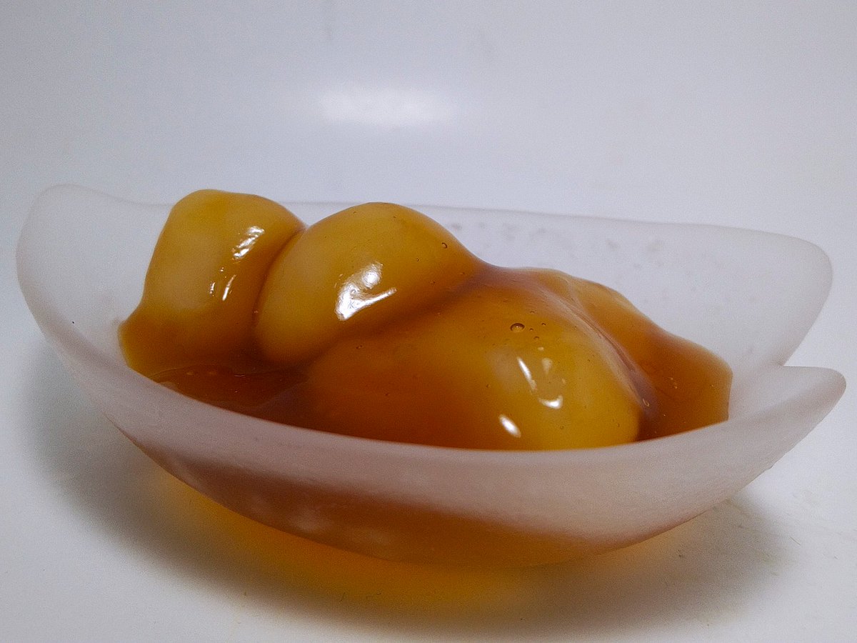 『冷やしみたらし』、団子は炙ってなくて串にも刺さってません。樹脂のカップに、一人前づつドップリとタレに浸かった状態で冷蔵ケースに並んでました。
なので、スプーンでタップリのタレごと掬って食べられます。