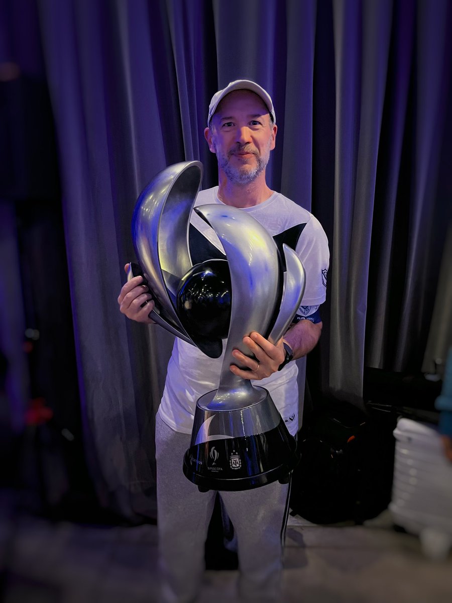 itarko's tweet image. La 19⭐️. Fue un día/viaje maravilloso. De esos que quedarán grabados a fuego. La pasión no se enseña, se transmite. Qué felicidad poder compartirla. 💙 #Vélez #SupercopaArgentina 🏆