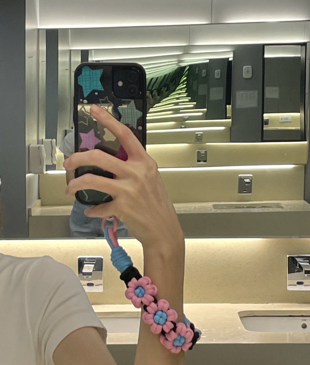 Donutz_c's tweet image. I braided some Phone Lanyards And Charms of our Family Colors🥰💕

🖤🩵💜
#Auralis 
#SmartBoom 
#RiseWithSmartBoom