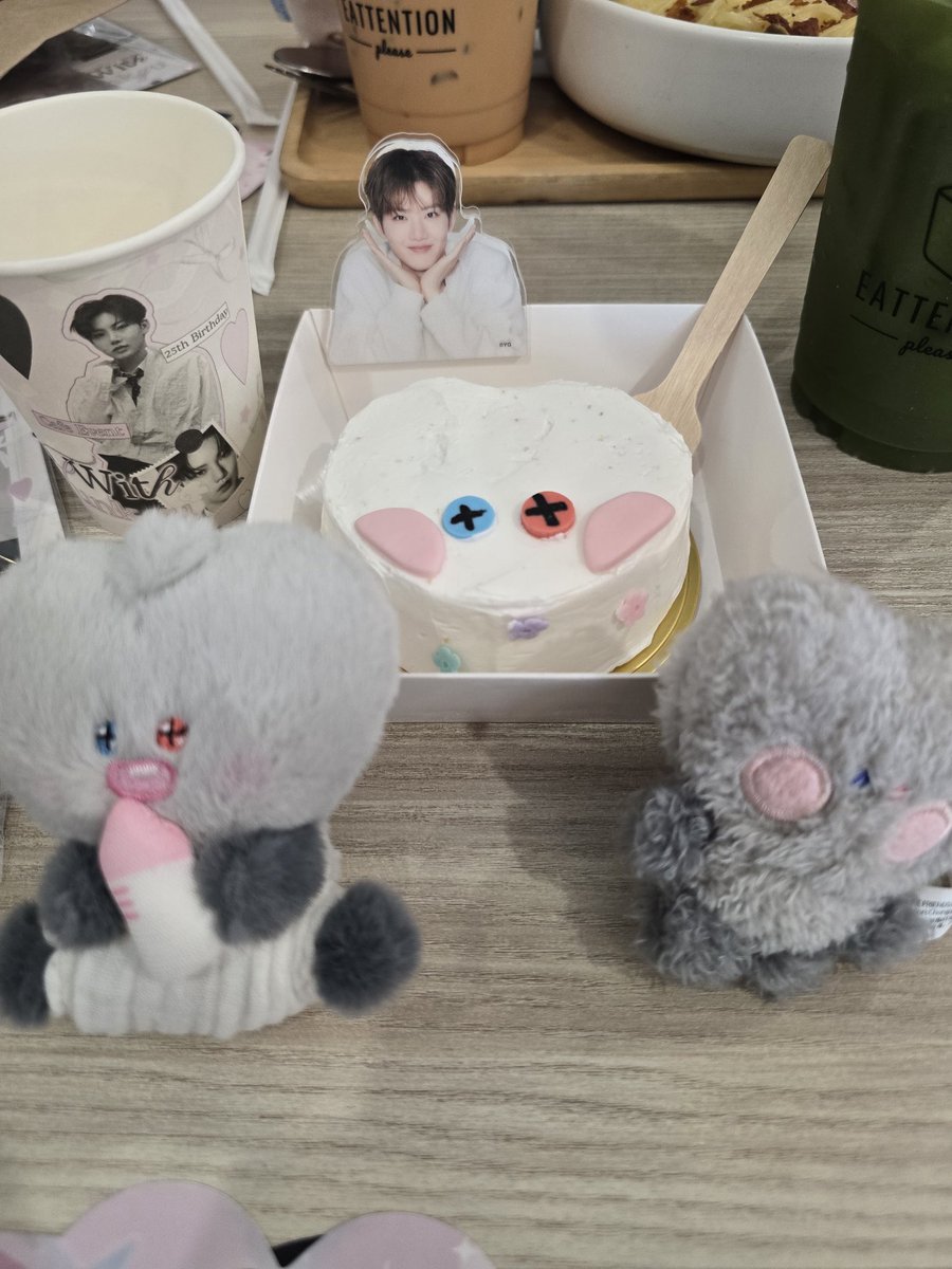 ployjk1609's tweet photo. คาเฟ่น่ารักมากกก #25thOurEternalLoveJUNKYU https://t.co/QdXsTUPRCG